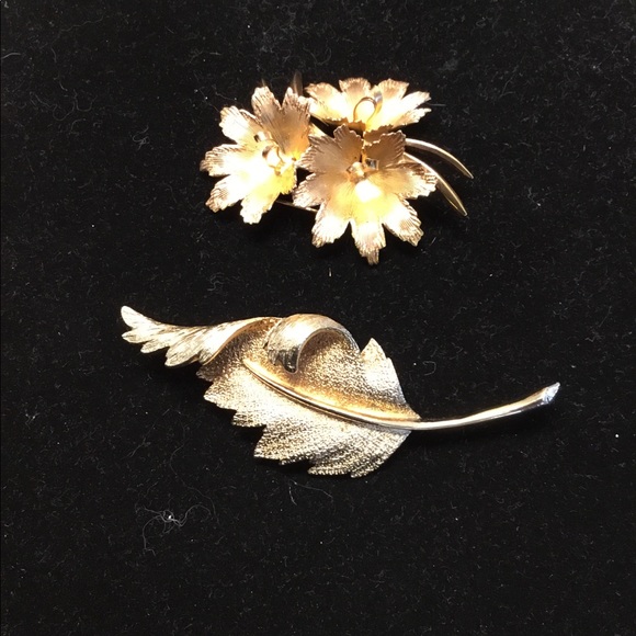 Jewelry - Set of 2 vintage pins